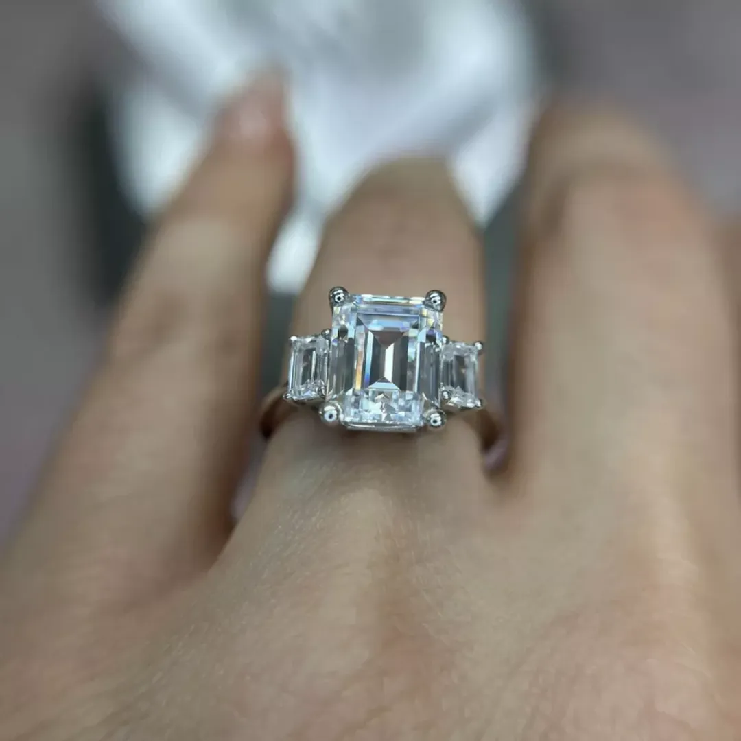 /public/photos/live/Real Emerald Moissanite 3 Stone Engagement Ring 593 (4).webp